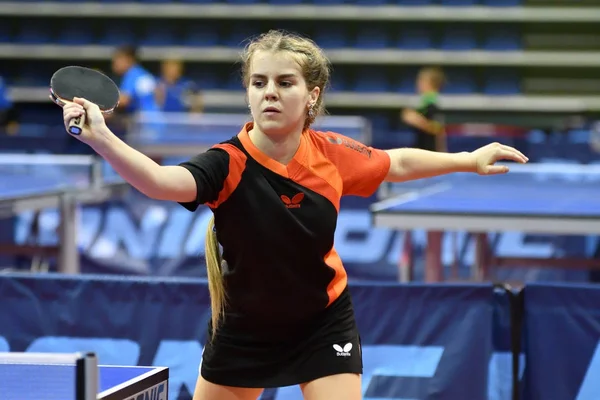 Orenburg, Federacja Rosyjska - 15 września 2017 roku: dziewczyna gry ping pong — Zdjęcie stockowe