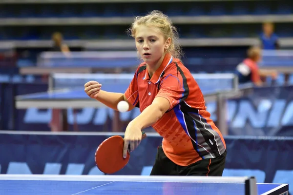 Orenburg, Rusia - 15 de septiembre de 2017 año: chica jugando ping pong — Foto de Stock