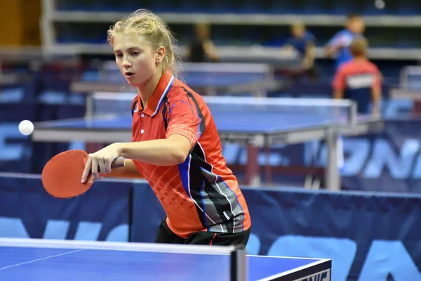 Orenburg, russland - 15. september 2017 jahr: mädchen spielt pingpong — Stockfoto