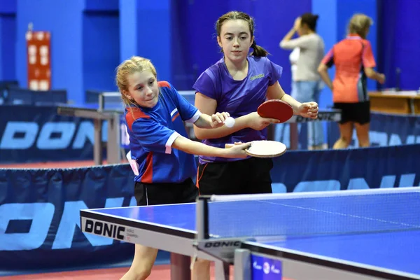 Orenburg, Rusia - 15 de septiembre de 2017 año: chica jugando ping pong — Foto de Stock