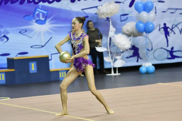 Orenburg, Russia - 25 novembre 2017 anno: le ragazze gareggiano nella ginnastica ritmica — Foto Stock