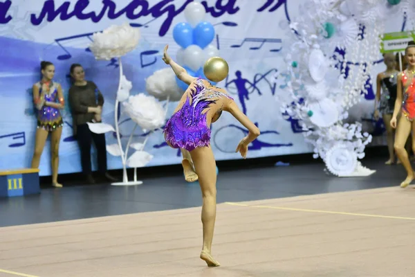 Orenburg, russland - 25. november 2017 jahr: mädchen wetteifern im rhythmischen turnen — Stockfoto