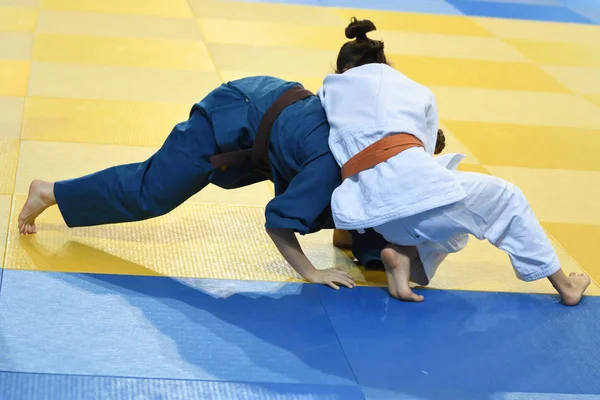 Mädchen messen sich im Judo — Stockfoto