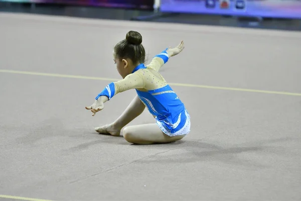 Orenburg, Rusko - 25 listopadu 2017 rok: dívky soutěžit v rytmické gymnastice — Stock fotografie