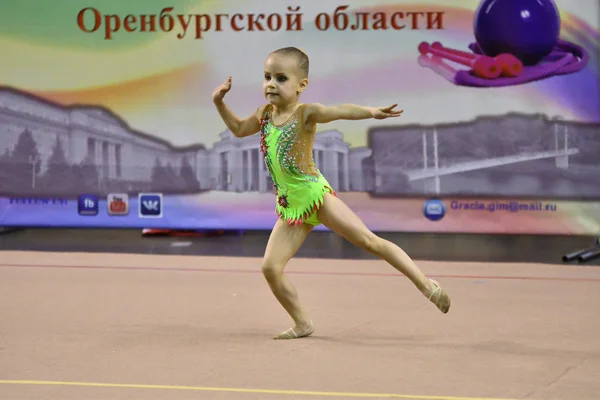 Orenburg, Russie - 25 novembre 2017 année : les filles concourent en gymnastique rythmique — Photo