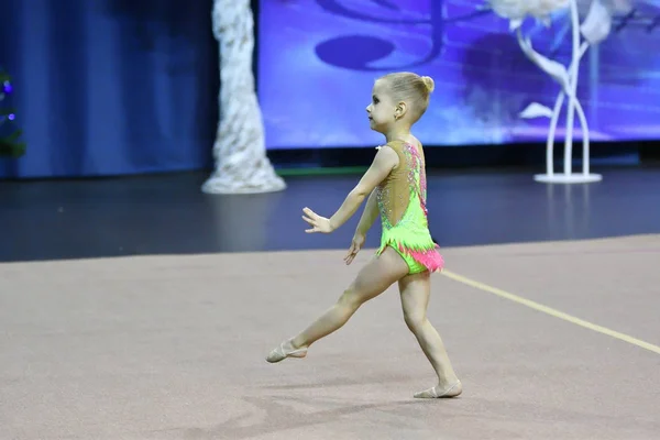 Orenburg, Rusko - 25 listopadu 2017 rok: dívky soutěžit v rytmické gymnastice — Stock fotografie