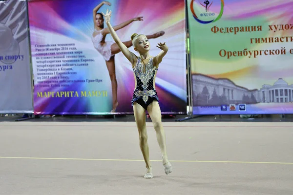 Оренбург, Россия - 25 ноября 2017 года: девушки соревнуются в художественной гимнастике — стоковое фото