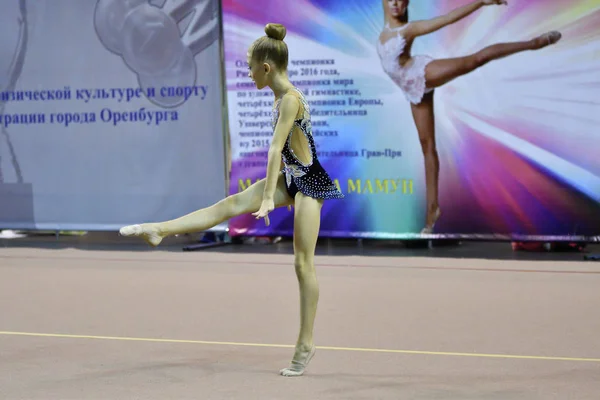 Orenburg, Rússia - 25 de novembro de 2017 ano: meninas competem na ginástica rítmica — Fotografia de Stock