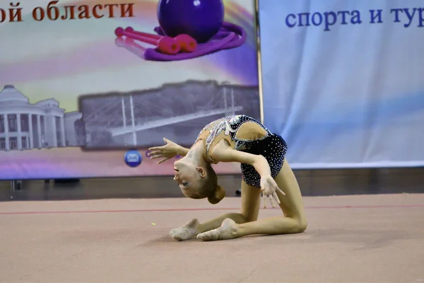 Orenburg, russland - 25. november 2017 jahr: mädchen wetteifern im rhythmischen turnen — Stockfoto