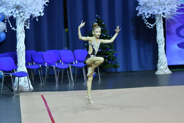 Orenburg, Russia - 25 novembre 2017 anno: le ragazze gareggiano nella ginnastica ritmica — Foto Stock