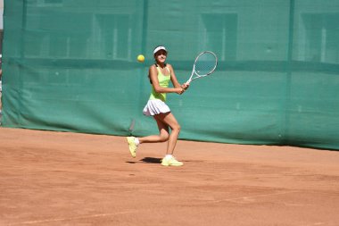 Orenburg, Rusya Federasyonu - 15 Ağustos 2017 yıl: Tenis oynayan kız