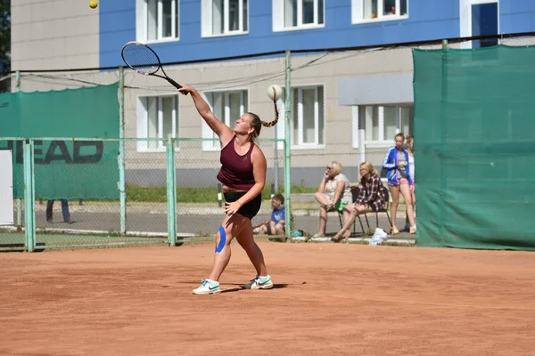 Orenburg, Federacja Rosyjska - 15 sierpnia 2017 roku: Dziewczyna, grając w tenisa — Zdjęcie stockowe