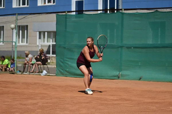 Orenburg, Russie - août 15, 2017 année : fille jouant au tennis — Photo