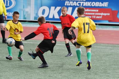 Orenburg, Rusya Federasyonu - 2017 yıl 28, Mayıs: çocuklar futbol oynamak