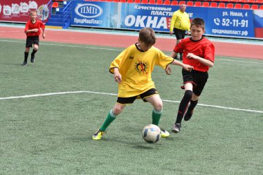 Orenburg, Rusya Federasyonu - 2017 yıl 28, Mayıs: çocuklar futbol oynamak