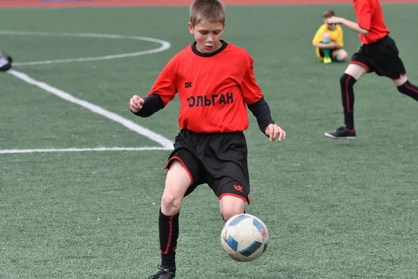 Orenburg, Rusia - 28 de mayo de 2017 año: Los chicos juegan al fútbol — Foto de Stock