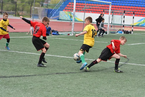 Orenburg, Rusia - 28 de mayo de 2017 año: Los chicos juegan al fútbol —  Fotos de Stock