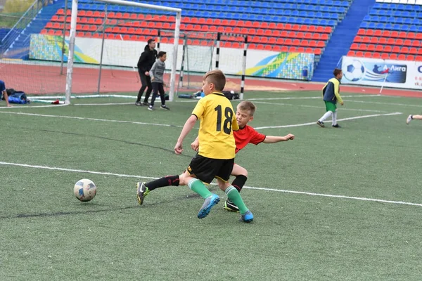 Orenburg, Rusland - mei 28, 2017 jaar: de jongens voetballen — Stockfoto