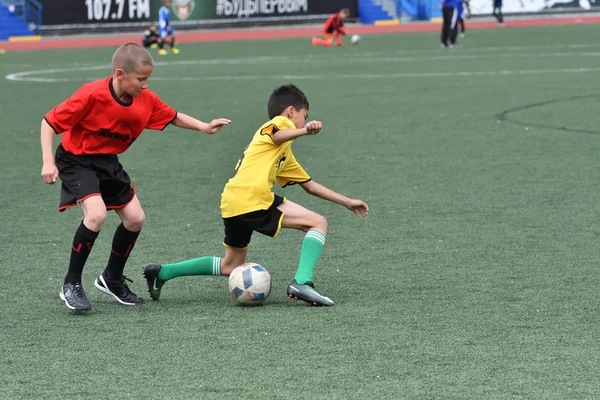 Orenburg, Rusya Federasyonu - 2017 yıl 28, Mayıs: çocuklar futbol oynamak