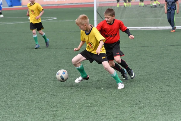 Orenburg, Russia - May 28, 2017 year: The boys play football — Stock Photo, Image