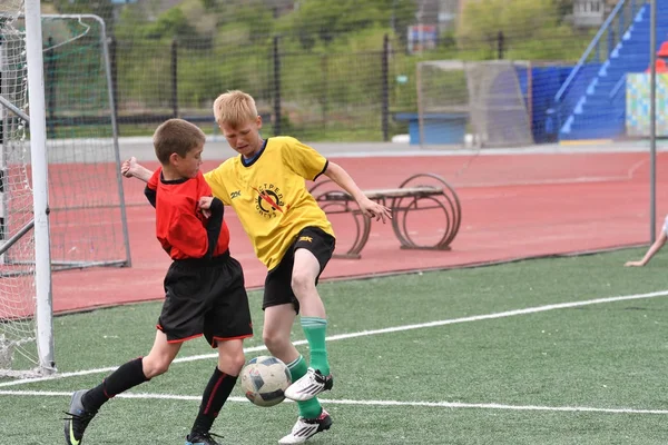 Orenburg, Rusya Federasyonu - 2017 yıl 28, Mayıs: çocuklar futbol oynamak