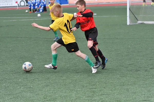 Orenburg, Rusya Federasyonu - 2017 yıl 28, Mayıs: çocuklar futbol oynamak