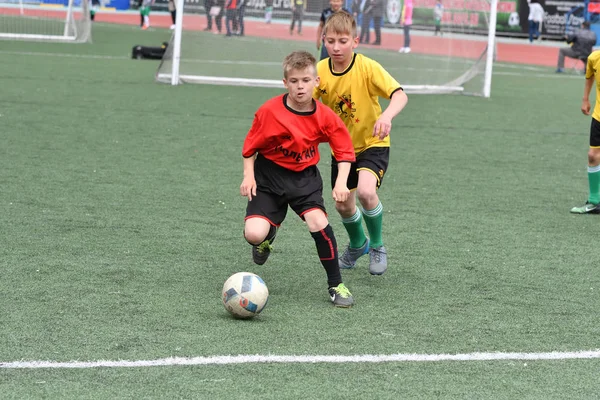 Orenburg, Rusia - 28 de mayo de 2017 año: Los chicos juegan al fútbol — Foto de Stock