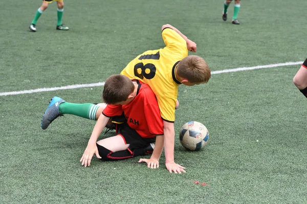 Orenburg, Rusya Federasyonu - 2017 yıl 28, Mayıs: çocuklar futbol oynamak