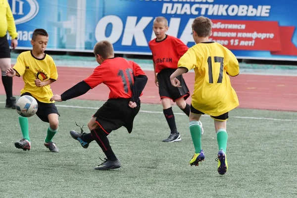 Orenburg, Rusia - 28 de mayo de 2017 año: Los chicos juegan al fútbol —  Fotos de Stock