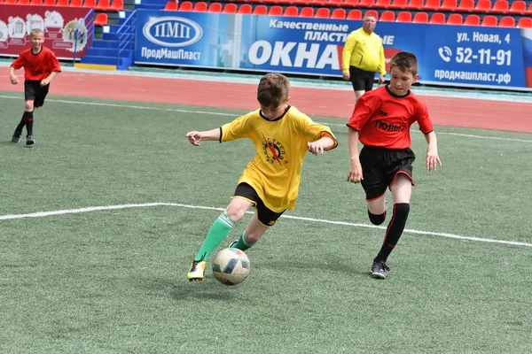 Orenburg, Rusya Federasyonu - 2017 yıl 28, Mayıs: çocuklar futbol oynamak