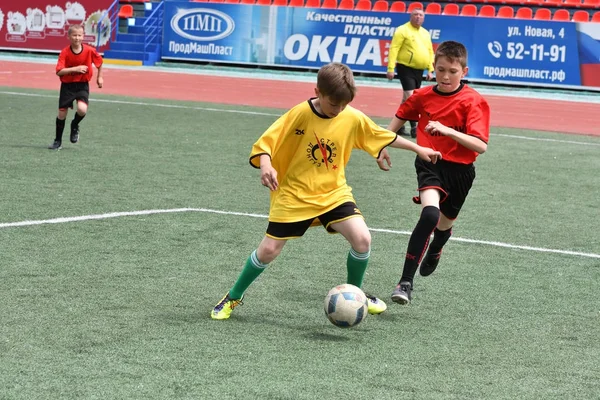 Orenburg, Rusya Federasyonu - 2017 yıl 28, Mayıs: çocuklar futbol oynamak