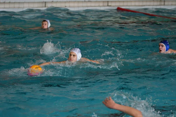 Orenburg, Russie - 4 mai 2017 ans : les garçons jouent au water-polo — Photo