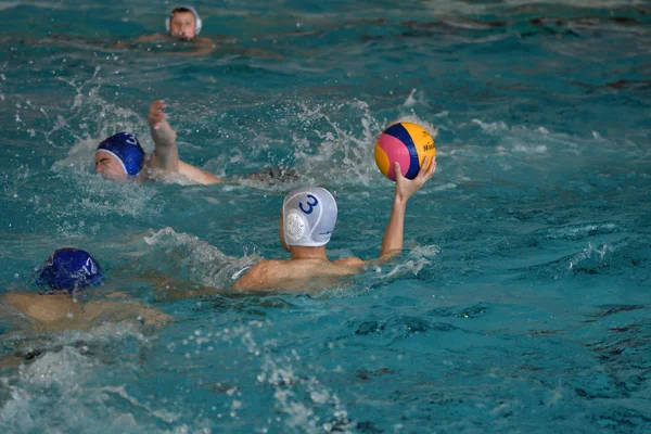 Orenburg, Russia - May 4, 2017 years: the boys play in water polo — Stock Photo, Image