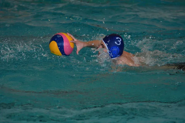 Orenburg, Russie - 4 mai 2017 ans : les garçons jouent au water-polo — Photo