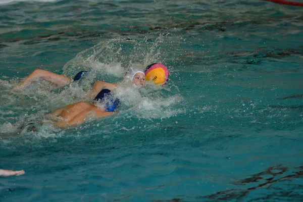 Orenburg, Rusia - 4 de mayo de 2017 años: los niños juegan en waterpolo — Foto de Stock