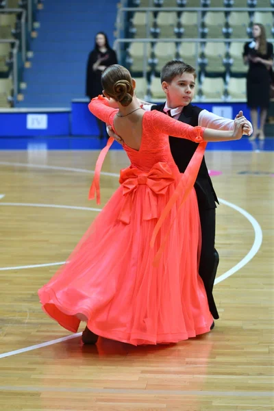 Orenburg, Rusland - 12 November 2016: meisje en jongen dansen. — Stockfoto