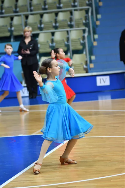 Оренбург, Росія - 12 листопада 2016: дівчинка і хлопчик танцює. — стокове фото