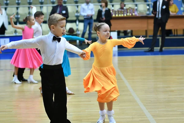 Orenburg, Ryssland - 12 November 2016: flicka och pojke Dans. — Stockfoto