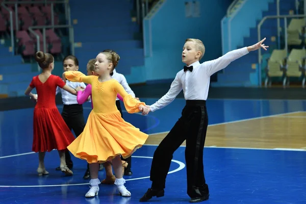 Оренбург, Россия - 12 ноября 2016: Танцы девочек и мальчиков . — стоковое фото