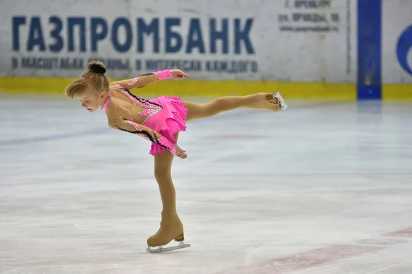 Orenburg, Venäjä - 25 maaliskuu 2017 vuosi: Tytöt kilpailevat taitoluistelu — kuvapankkivalokuva