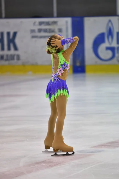 Orenburg, Russia - March 25, 2017 year: Girls compete in figure skating — Stock Photo, Image