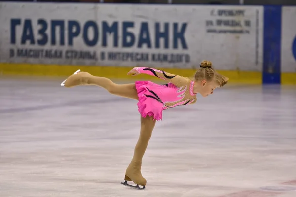 Orenburg, Rusland - 25 maart, 2017 jaar: meisjes concurreren in kunstschaatsen — Stockfoto