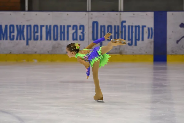 Orenburg, Rusya Federasyonu - 25 Şubat 2017 yıl: kız rekabet Artistik Patinaj — Stok fotoğraf