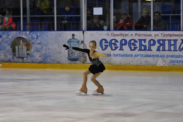 Orenburg, Rusya Federasyonu - 25 Şubat 2017 yıl: kız rekabet Artistik Patinaj