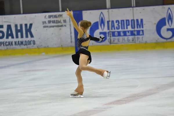 Orenburg, Rússia - 25 de março de 2017 ano: As meninas competem na patinação artística — Fotografia de Stock