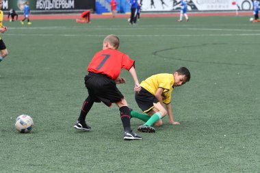 Orenburg, Rusya Federasyonu - 2017 yıl 28, Mayıs: çocuklar futbol oynamak