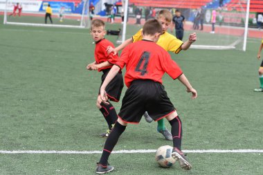 Orenburg, Rusya Federasyonu - 2017 yıl 28, Mayıs: çocuklar futbol oynamak