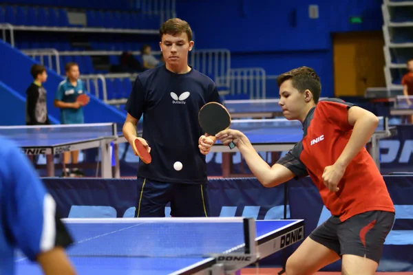 Orenburg, Federacja Rosyjska - 15 września 2017 roku: chłopcy gry ping pong — Zdjęcie stockowe