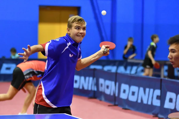 Orenburg, Rusia - 15 de septiembre de 2017 año: Niños jugando ping pong —  Fotos de Stock