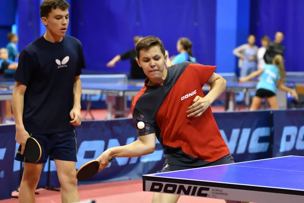 Orenburg, Rusia - 15 de septiembre de 2017 año: Niños jugando ping pong —  Fotos de Stock